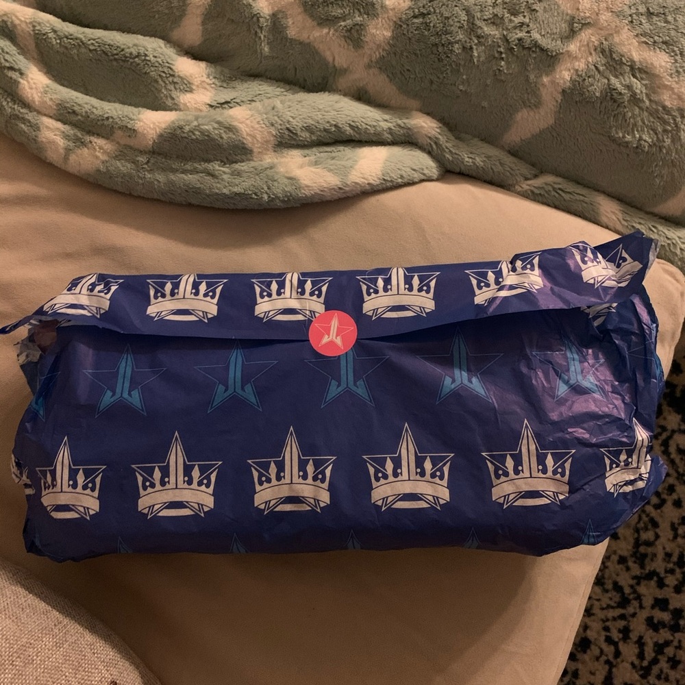 Unopened Jeffree star blue blood palette